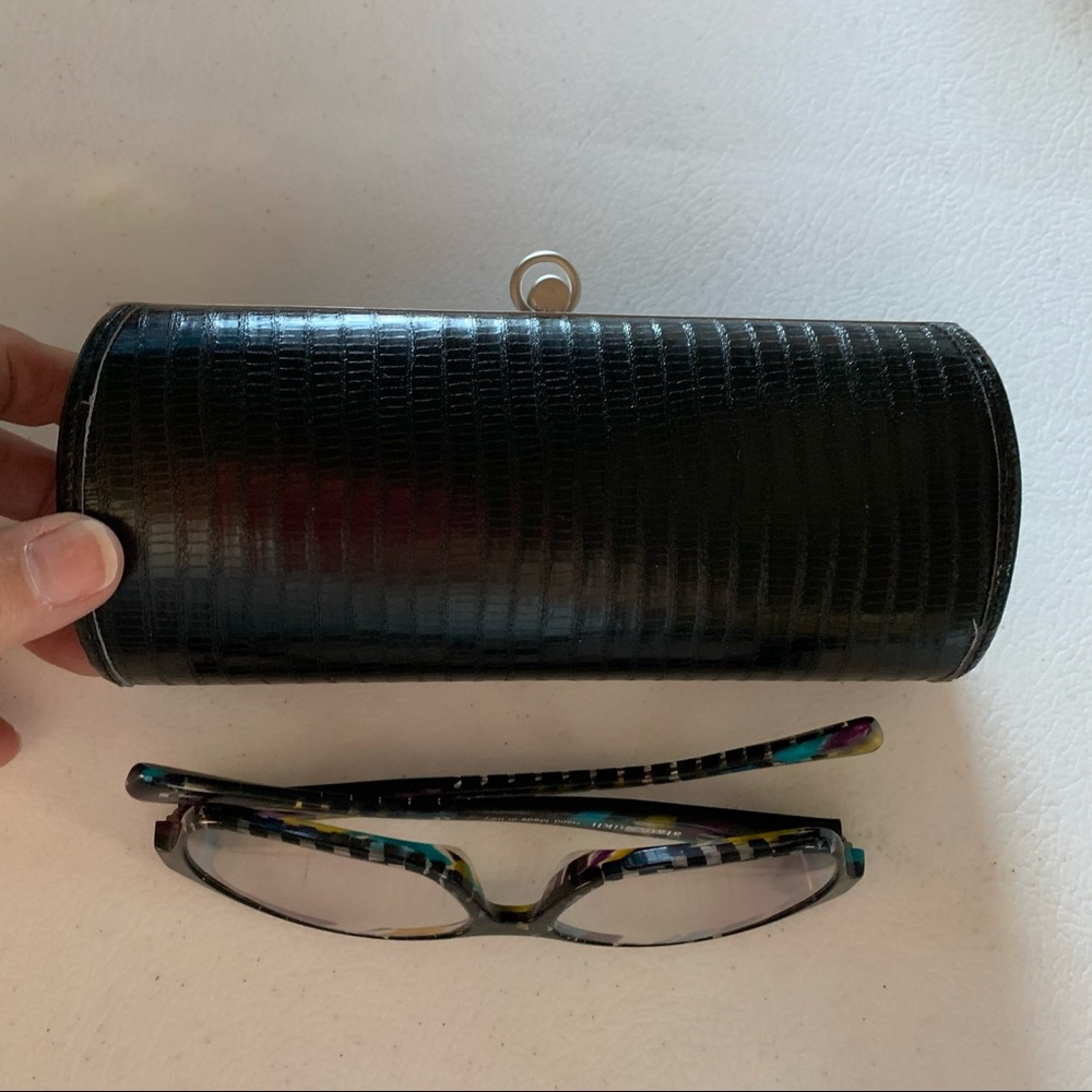 😎 NWT. Black Hinged Eyeglass Case with Silver Snap